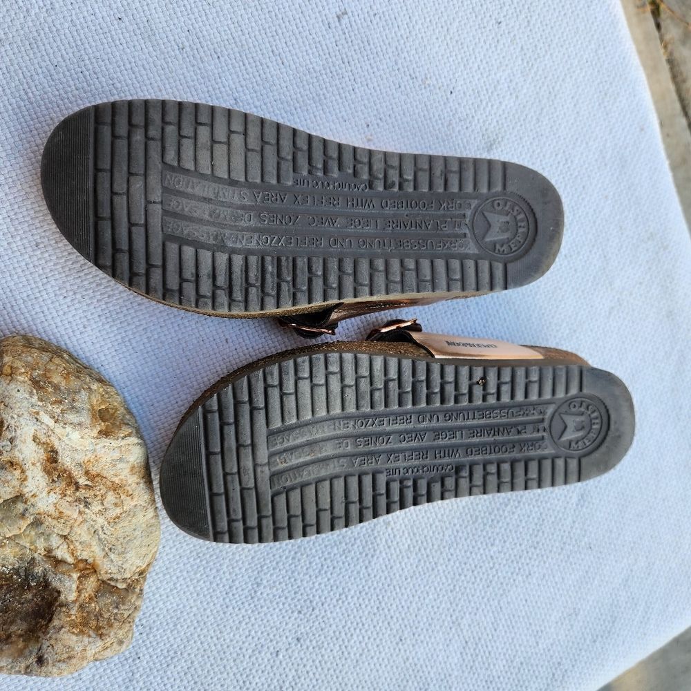 Mephistoāgoldāslideāonāsandals - Picture 6 of 7